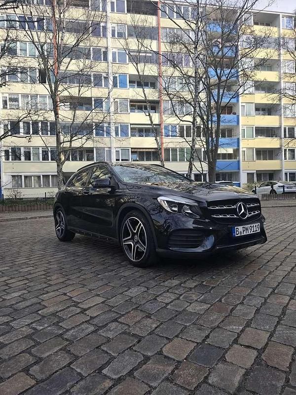 Schwarz Gebraucht 2019 Mercedes GLA250 AMG line SUV | 22.500 € (Guter Preis) - Bild 1/4