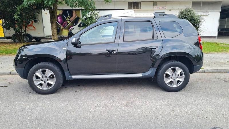 Schwarz Gebraucht 2018 Dacia Duster Lauréate SUV | 10.900 € (Superpreis) - Bild 1/4