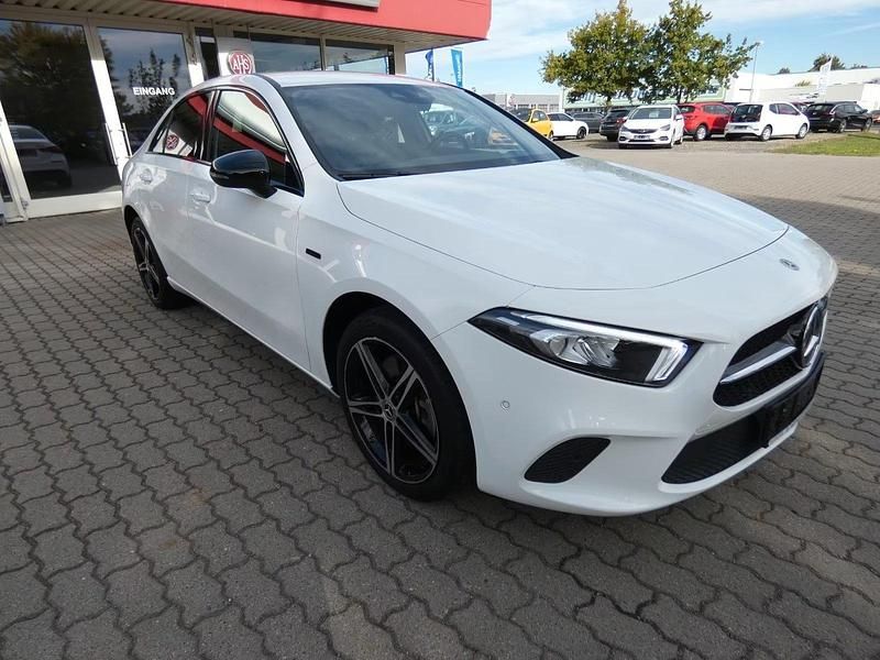 Weiß Gebraucht 2021 Mercedes A250 Limousine | 26.794 € (Fairer Preis) - Bild 1/4