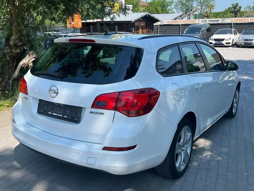 Gebraucht Opel Astra Design Edition 101 PS (74 kW) 2011 Weiß Kombi