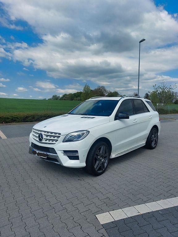 Weiß Gebraucht 2013 Mercedes ML350 AMG line SUV | 15.500 € (Superpreis) - Bild 1/4
