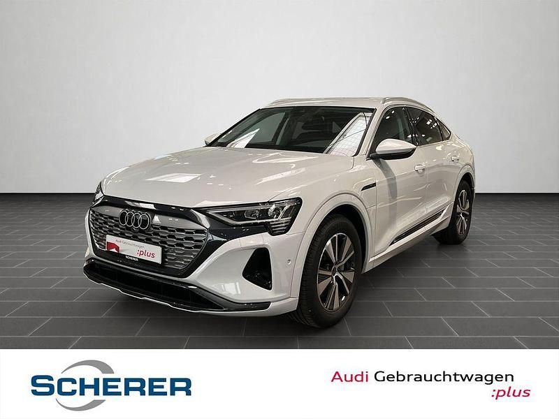 Gletscherweiß metallic (metallic) Gebraucht 2023 Audi Q8 Sportback e-tron Ambiente SUV | 45.990 € (Fairer Preis) - Bild 1/4