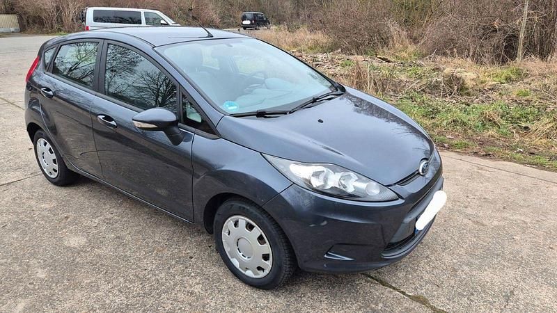 Grau Gebraucht 2010 Ford Fiesta Trend Limousine | 5.090 € (Fairer Preis) - Bild 1/4