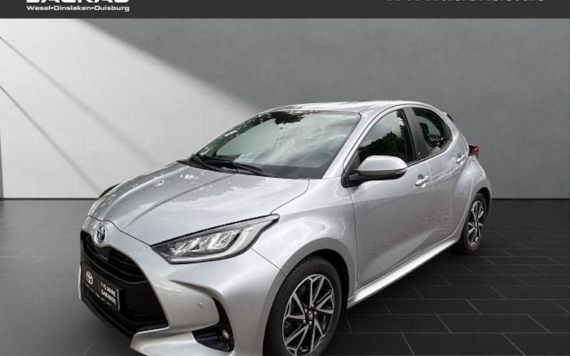 Silber Gebraucht 2022 Toyota Yaris Hybrid Limousine | 21.950 € (Teuer) - Bild 1/4
