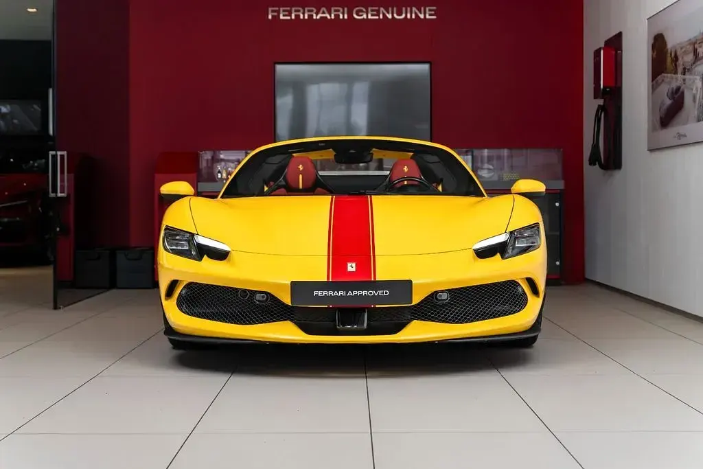 Second-hand Ferrari 296 830 CP (610 kW) 2024 Galben Cabrio