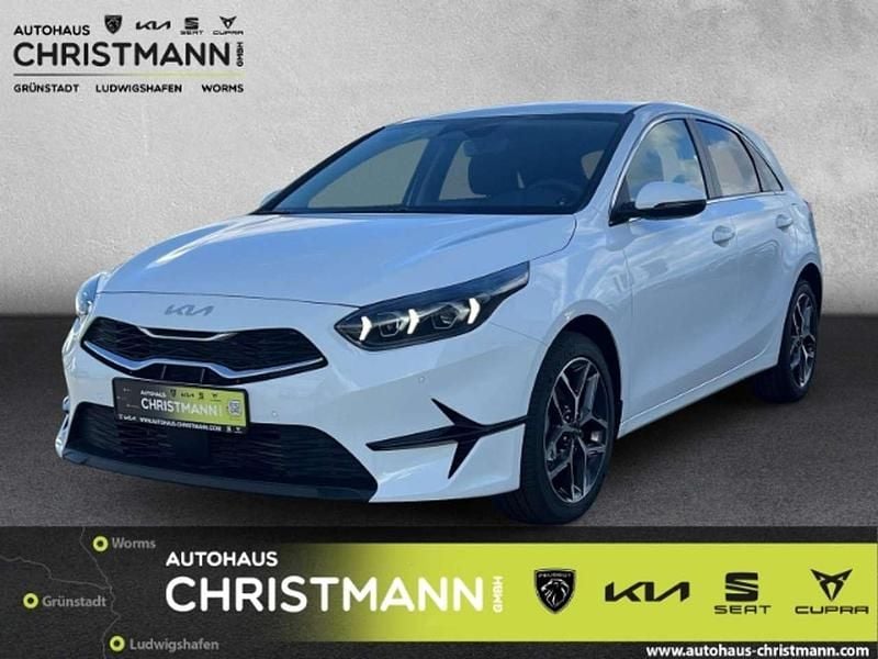 Weiß Neu 2025 Kia Ceed Style Limousine | 25.990 € (Guter Preis) - Bild 1/4