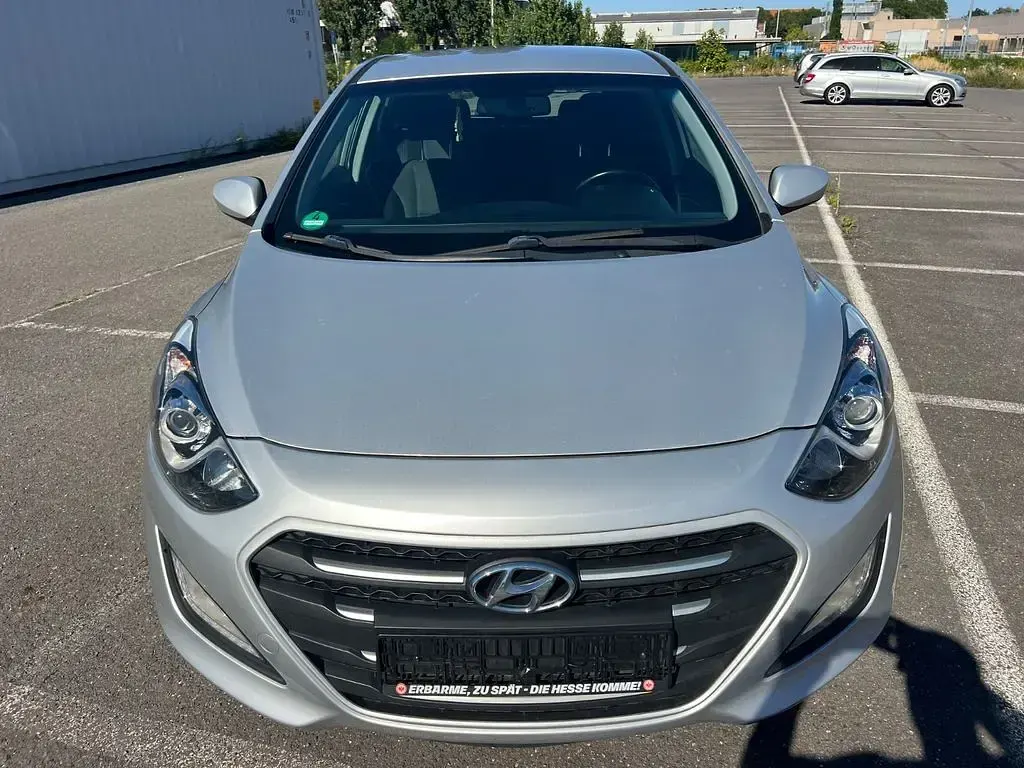 Gebraucht Hyundai i30 Trend 135 PS (99 kW) 2015 Silber Limousine