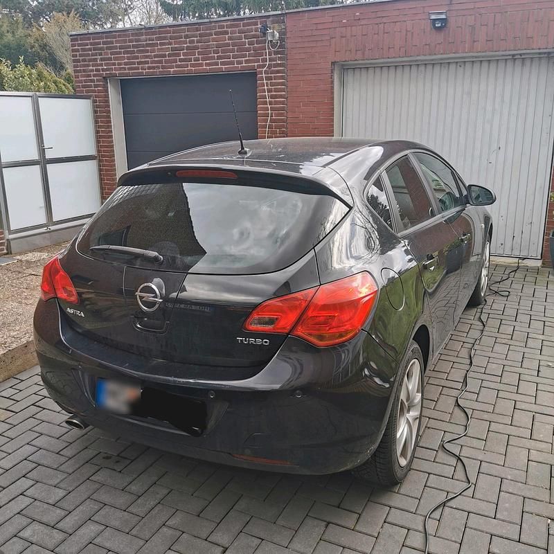 Gebraucht Opel Astra 140 PS (102 kW) 2012 Schwarz Limousine