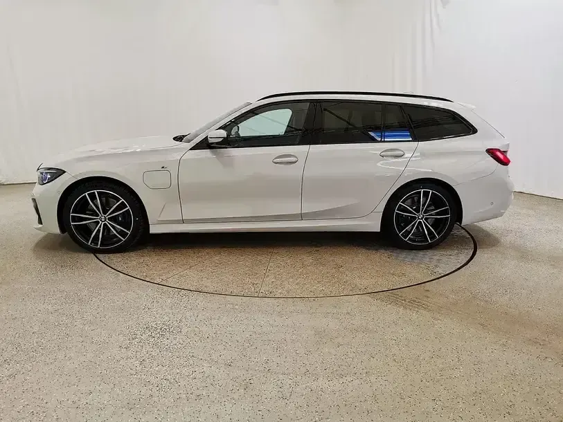 Gebraucht BMW 330e M Sport 292 PS (214 kW) 2021 Alpinweiss iii Kombi