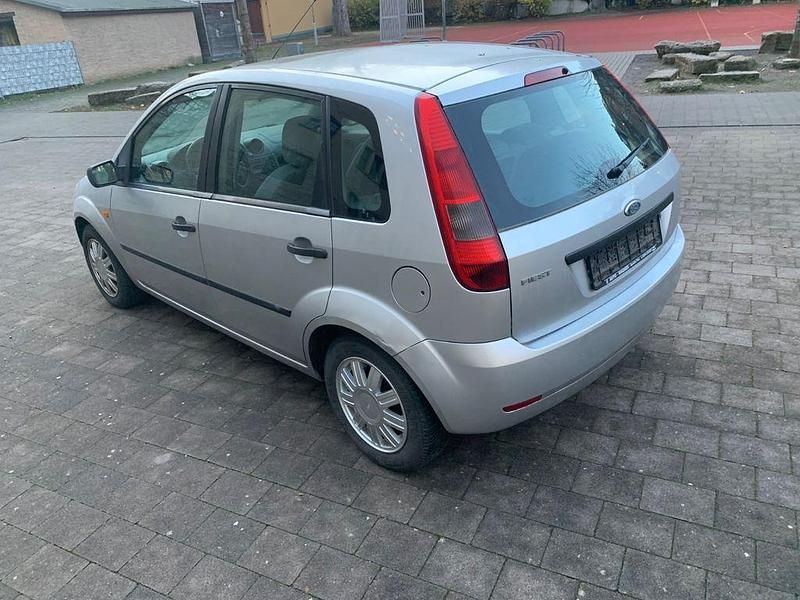 Gebraucht Ford Fiesta 80 PS (58 kW) 2002 Grau Limousine