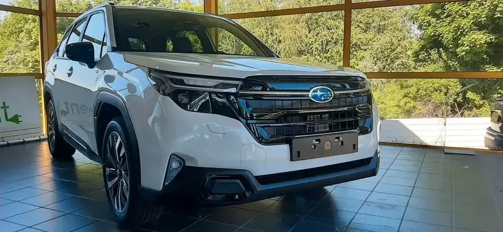 Neu Subaru Forester Platinum 136 PS (100 kW) 2026 Weiß SUV