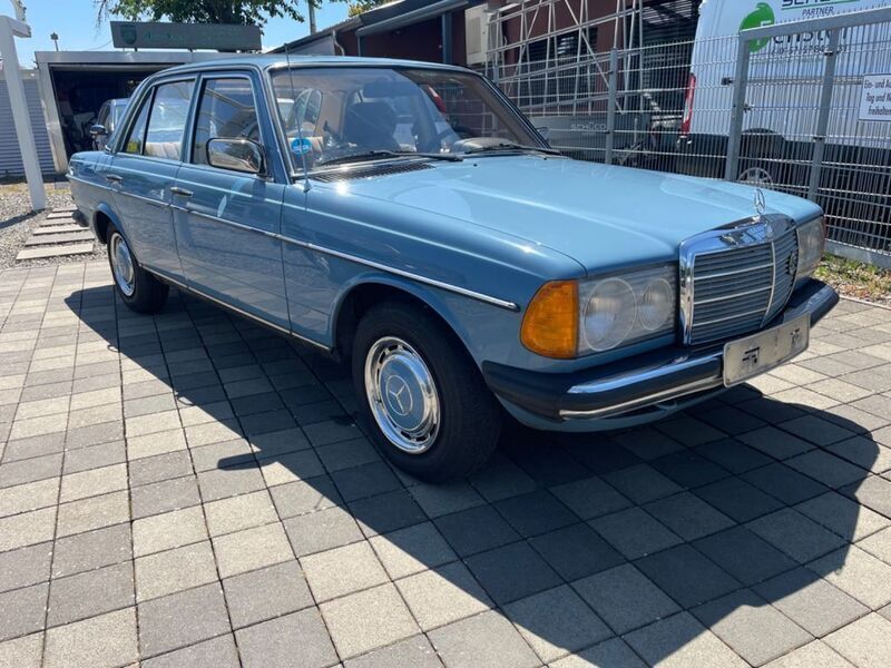 Blau Gebraucht 1980 Mercedes 200 Limousine | 12.950 € - Bild 1/4