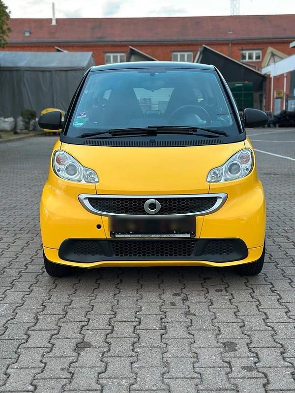 Gelb Gebraucht 2014 Smart ForTwo Coupé Kleinwagen | 5.800 € (Fairer Preis) - Bild 1/4