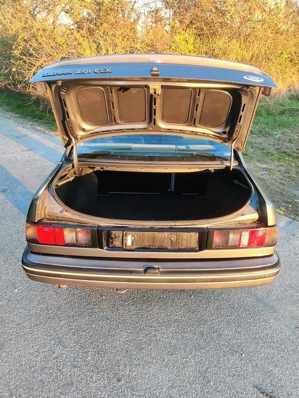 Second-hand Ford Sierra 100 CP (73 kW) 1992 Argintiu Berlinǎ