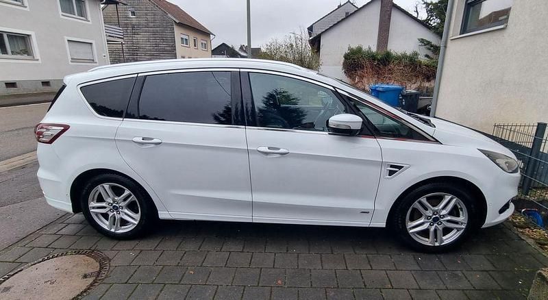Weiß Gebraucht 2016 Ford S-MAX Titanium Van / Kleinbus | 14.500 € (Etwas zu teuer) - Bild 1/4