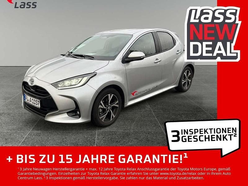 Silver metallic Gebraucht 2025 Toyota Yaris Hybrid Kleinwagen | 25.480 € (Fairer Preis) - Bild 1/4