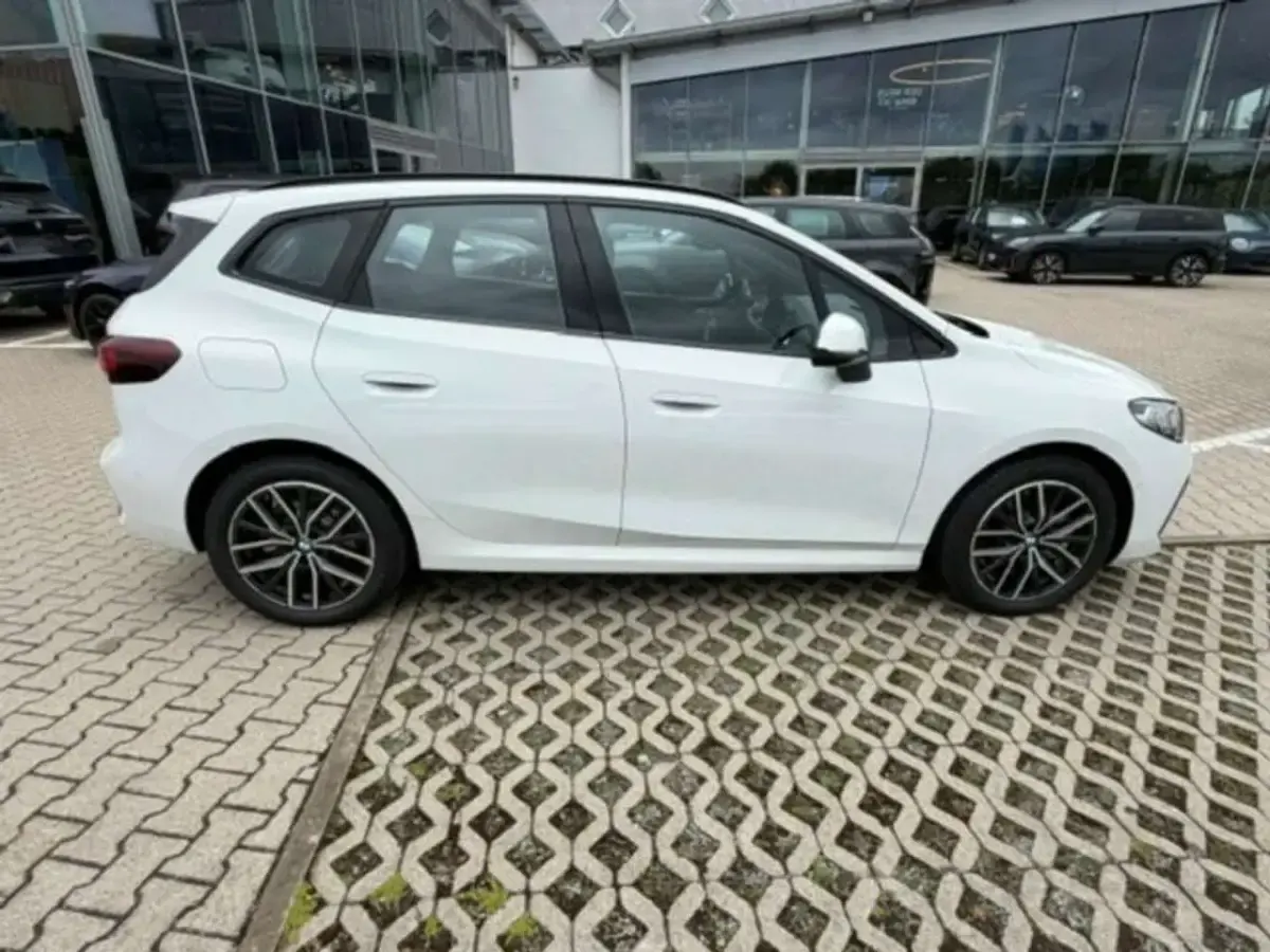 Gebraucht BMW 230e Active Tourer M Sport 326 PS (239 kW) 2026 Weiß Van / Kleinbus