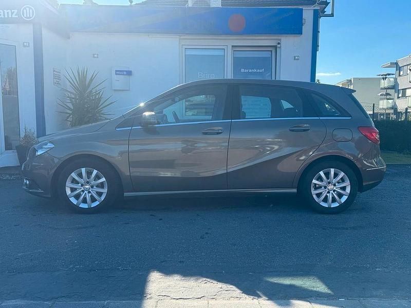 Gold Gebraucht 2014 Mercedes B180 Van / Kleinbus | 13.950 € (Teuer) - Bild 1/4