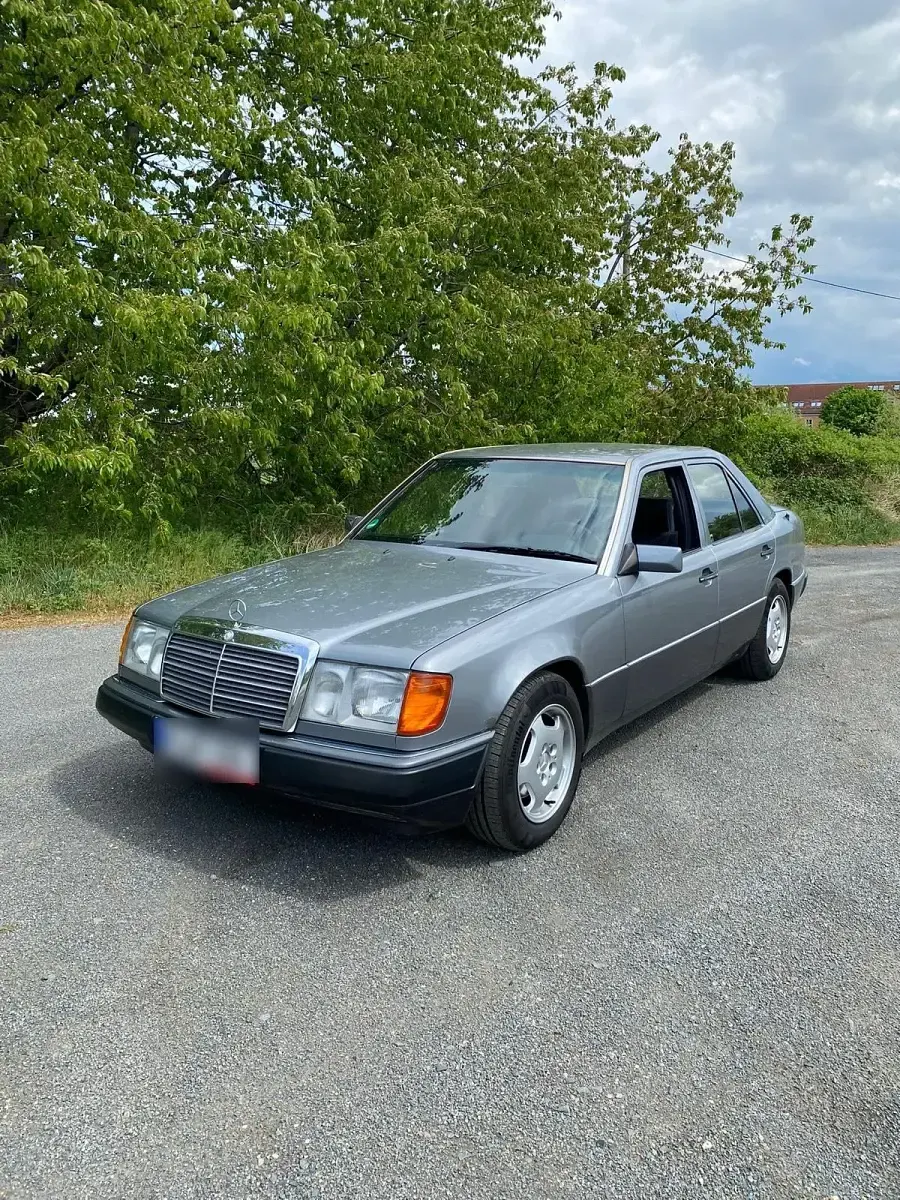 Gebraucht Mercedes E220 150 PS (110 kW) 1993 Grau Limousine