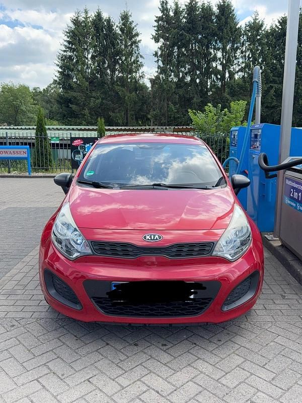 Rot Gebraucht 2013 Kia Rio 2 Limousine | 4.500 € (Fairer Preis) - Bild 1/4