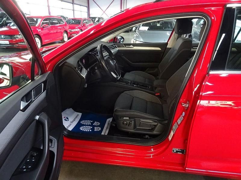 Gebraucht VW Passat 122 PS (89 kW) 2023 Rot Limousine