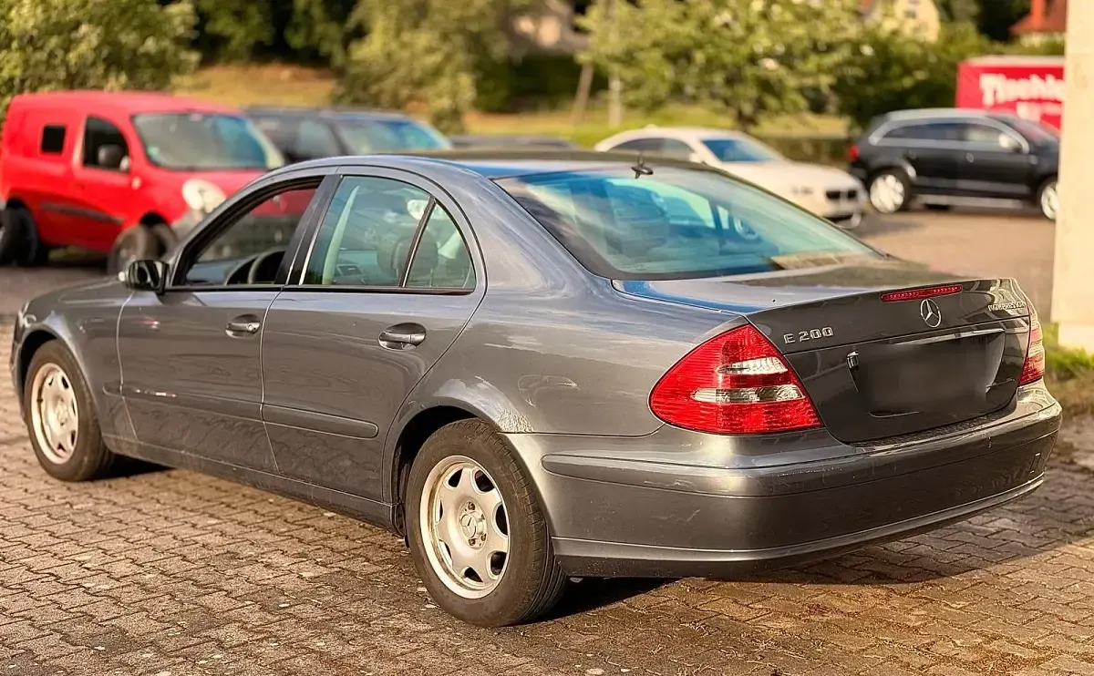 Gebraucht Mercedes E200 163 PS (119 kW) 2006 Grau Limousine