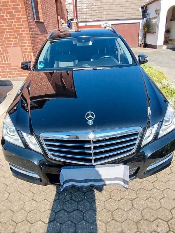 Schwarz Gebraucht 2010 Mercedes E220 Avantgarde Limousine | 7.300 € (Fairer Preis) - Bild 1/4