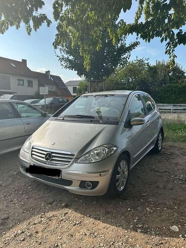 Grau Gebraucht 2005 Mercedes 200 Elegance Limousine | 5.000 € (Fairer Preis) - Bild 1/4