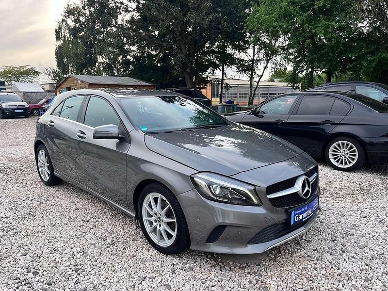 Gebraucht Mercedes A200 156 PS (114 kW) 2017 Mountaingrau  met. Kleinwagen