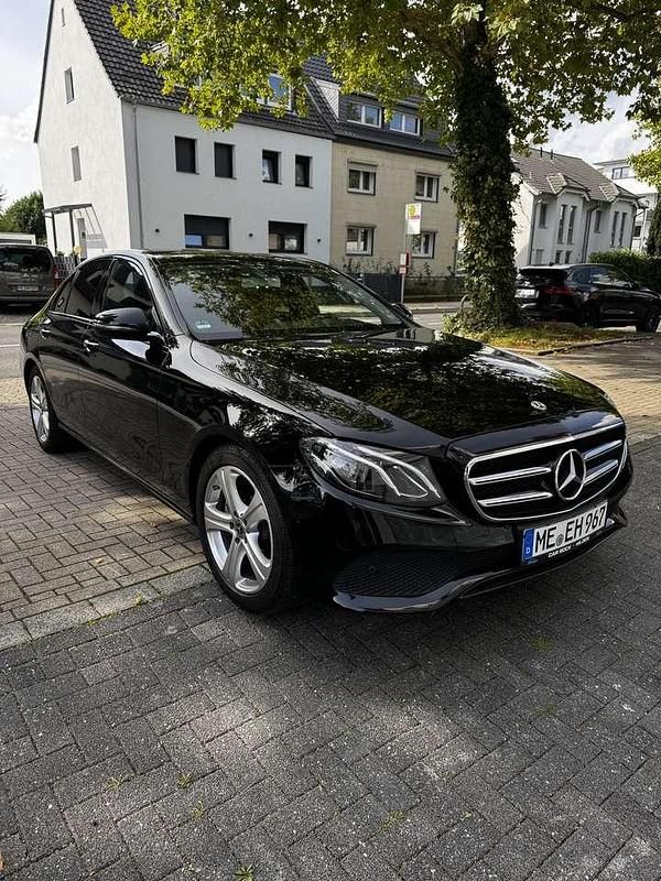 Schwarz Gebraucht 2019 Mercedes E200 Avantgarde Limousine | 23.499 € (Fairer Preis) - Bild 1/4