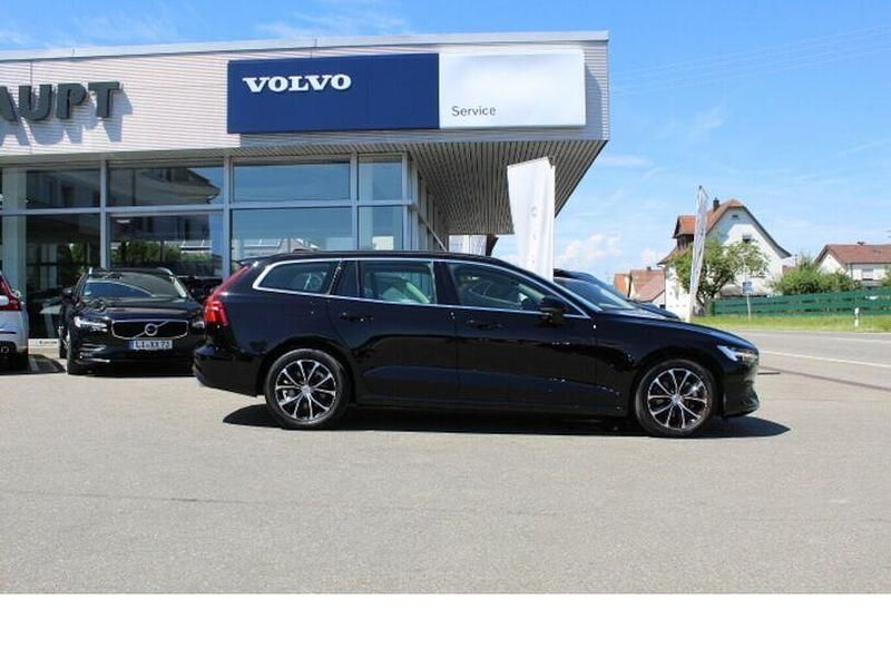 Gebraucht Volvo V60 Momentum 197 PS (144 kW) 2022 Black solid / solid Kombi