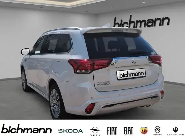 Gebraucht Mitsubishi Outlander P-HEV Top 224 PS (164 kW) 2021 Weiss SUV