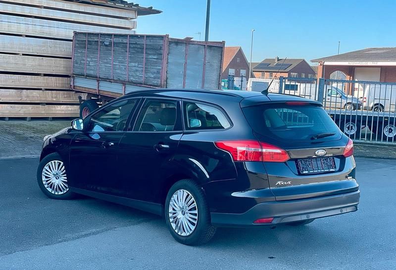 Gebraucht Ford Focus 101 PS (74 kW) 2015 Schwarz Kombi
