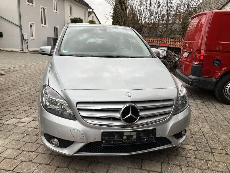 Gebraucht Mercedes B180 122 PS (89 kW) 2014 Silber Van / Kleinbus
