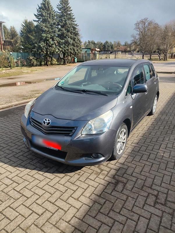 Gebraucht Toyota Verso 126 PS (92 kW) 2011 Grau Van / Kleinbus