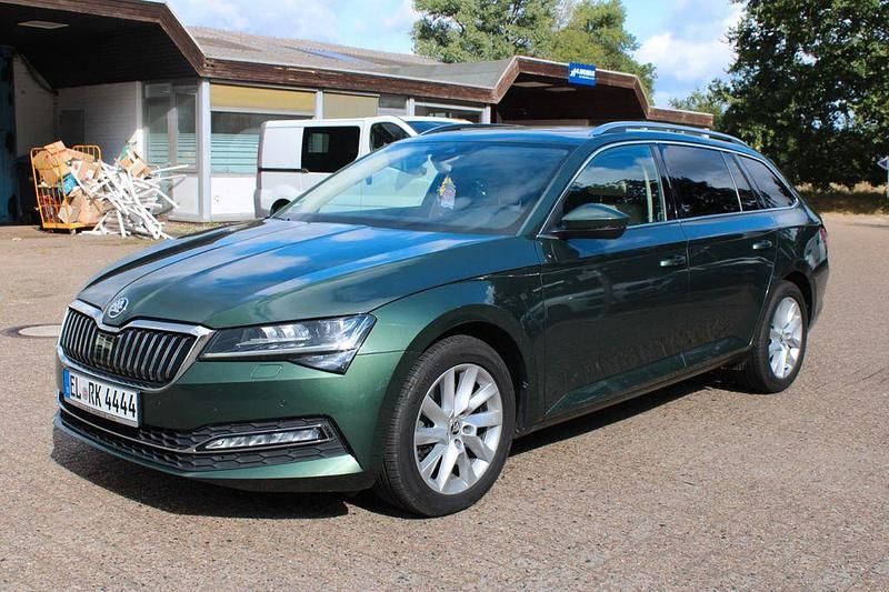 Grün Gebraucht 2019 Skoda Superb Premium Edition Kombi | 17.899 € (Fairer Preis) - Bild 1/4