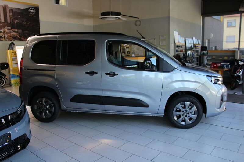 Neu Opel Combo Life Edition 131 PS (96 kW) 2025 Grau Van / Kleinbus