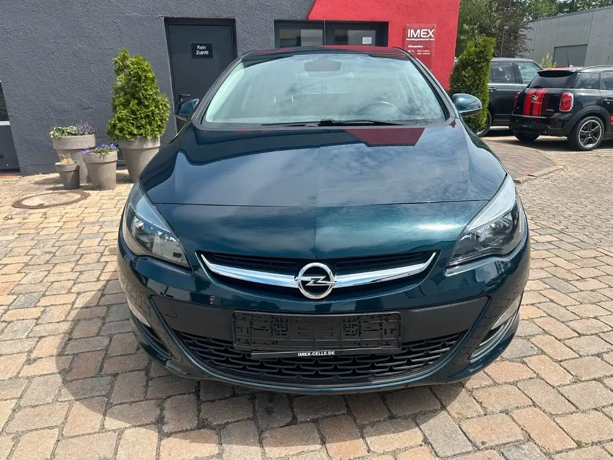 Gebraucht Opel Astra Edition 116 PS (85 kW) 2015 Grün Limousine