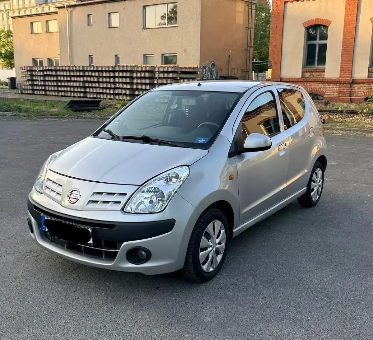 Gebraucht Nissan Pixo 75 PS (55 kW) 2012 Silber Kleinwagen