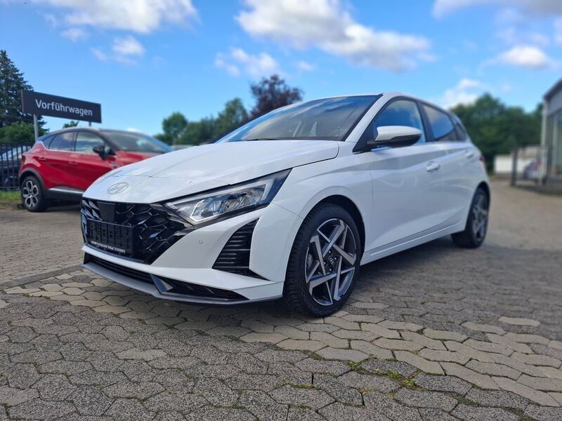 Weiß Gebraucht 2024 Hyundai i20 Prime Limousine | 22.990 € (Fairer Preis) - Bild 1/4