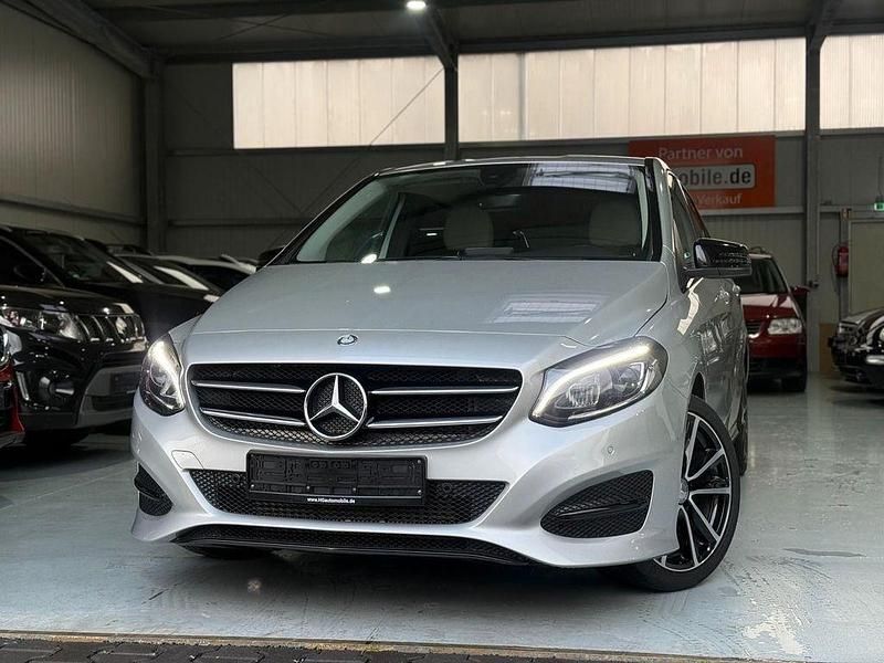 Gebraucht Mercedes B200 Night 156 PS (114 kW) 2015 Silber Van / Kleinbus