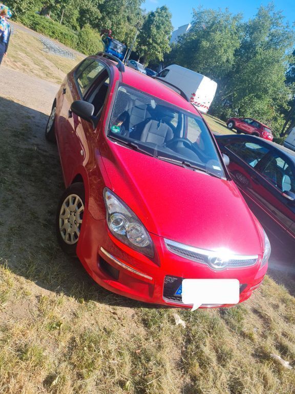 Rot Gebraucht 2010 Hyundai i30 Edition Kombi | 3.490 € (Fairer Preis) - Bild 1/3