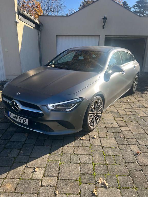 Grau Gebraucht 2019 Mercedes CLA200 Shooting Brake Kombi | 25.500 € (Guter Preis) - Bild 1/4
