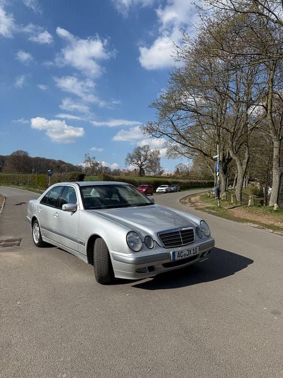Second-hand Mercedes E200 Classic 116 CP (85 kW) 2000 Argintiu Berlinǎ