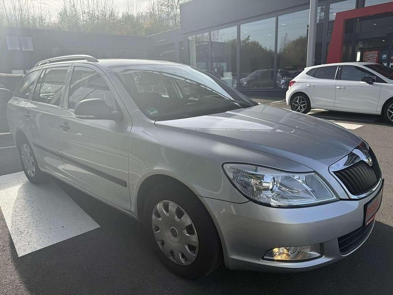 Grey (metallic) Gebraucht 2012 Skoda Octavia Kombi | 7.880 € (Teuer) - Bild 1/4