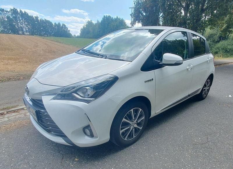 Weiß Gebraucht 2020 Toyota Yaris Hybrid Limousine | 13.450 € (Superpreis) - Bild 1/4