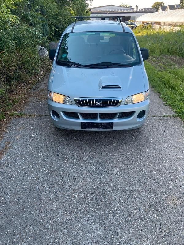 Silber Gebraucht 2007 Hyundai H-1 Van / Kleinbus | 4.400 € - Bild 1/4