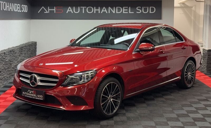 Hyazinthrot metalliclack Gebraucht 2020 Mercedes C300e Avantgarde Limousine | 23.999 € (Guter Preis) - Bild 1/4