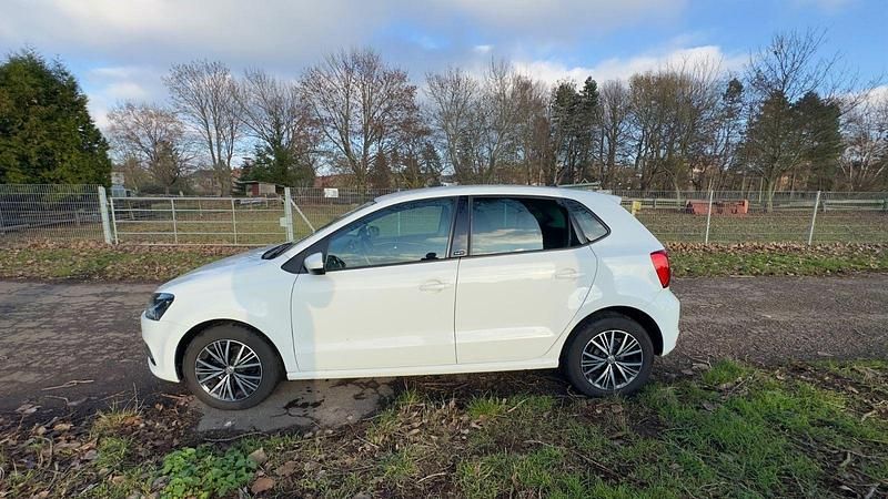 Gebraucht VW Polo Allstar 75 PS (55 kW) 2016 Weiß Kleinwagen