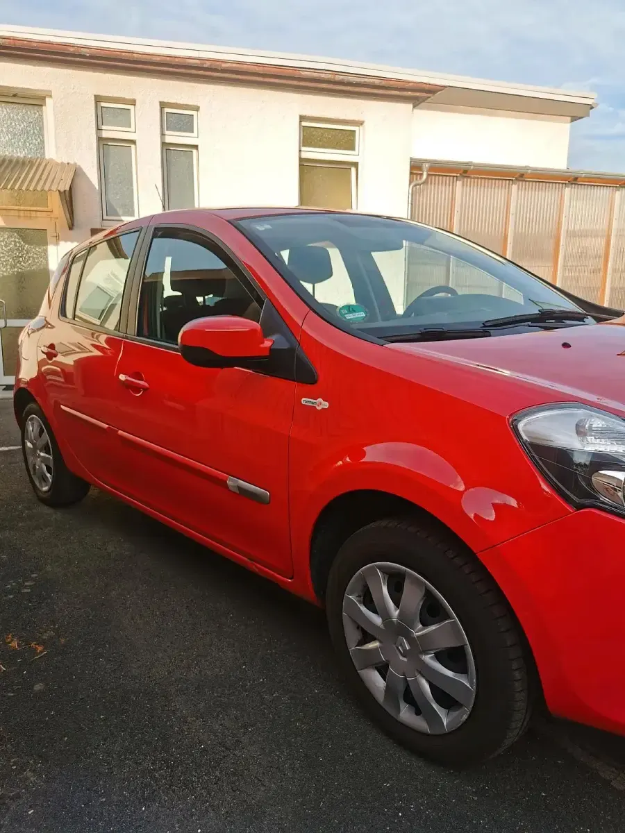 Gebraucht Renault Clio 75 PS (55 kW) 2013 Rot Kleinwagen